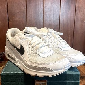 WOMEN’S NIKE AIR MAX CASUAL SNEAKER